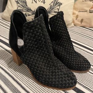 Journee Collection Kevona Black Suede Woven Bootie Gently Worn Size 7